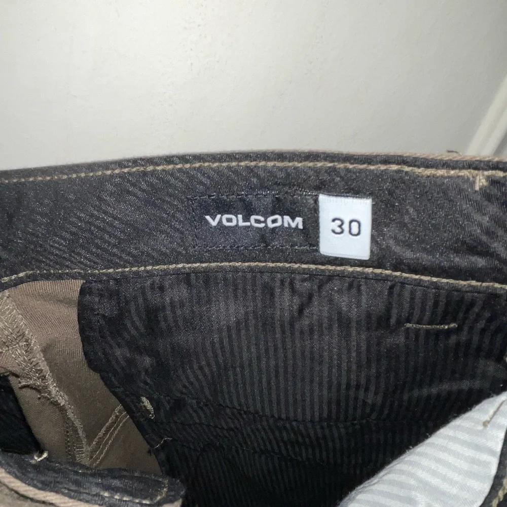 Volcom shorts - Picture 3 of 9